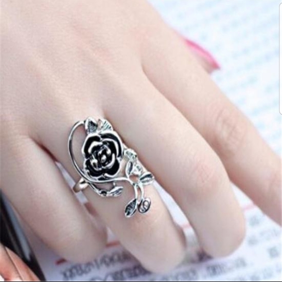 Classic Rose Ring size 6 or 8 - Picture 3 of 3